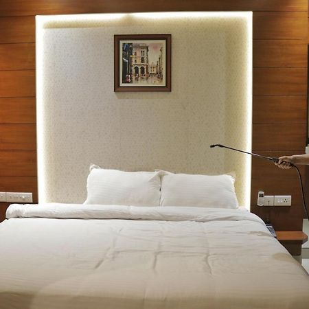Hotel Priya Kottakkal エクステリア 写真