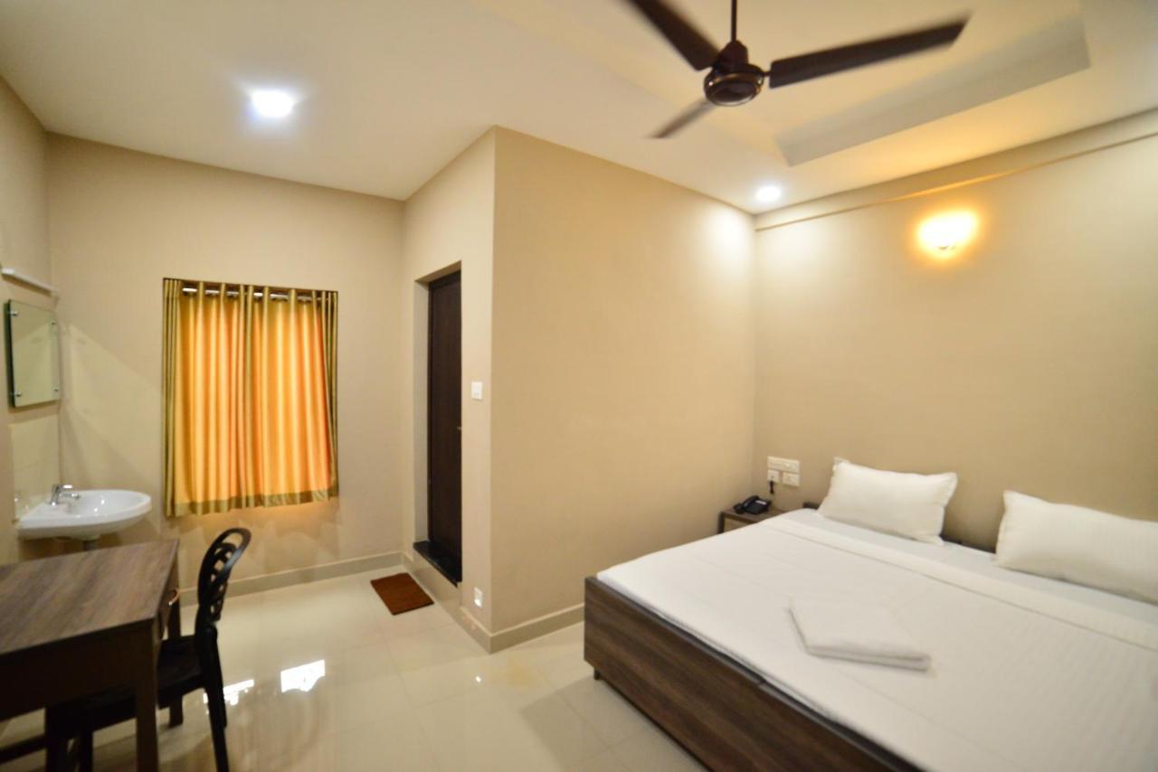 Hotel Priya Kottakkal エクステリア 写真