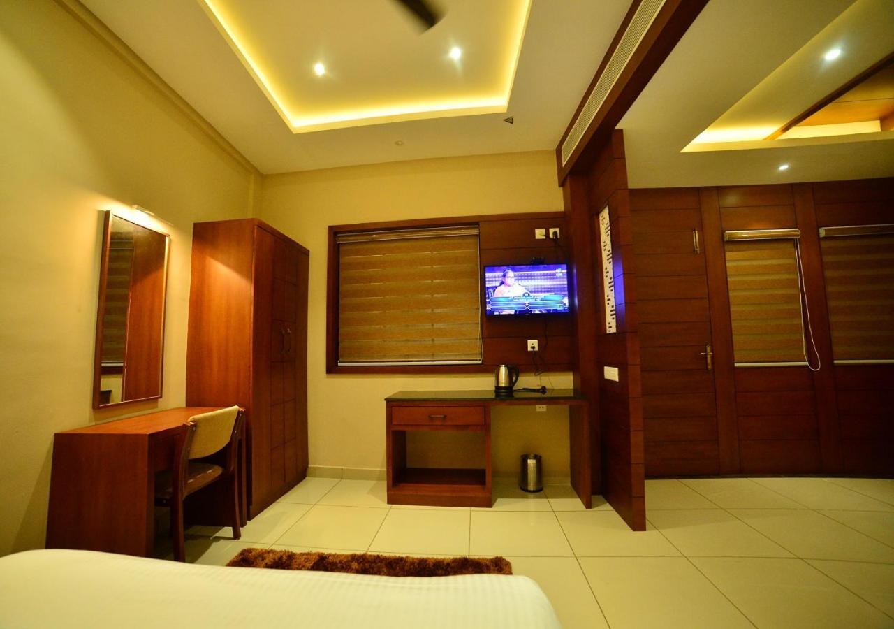 Hotel Priya Kottakkal エクステリア 写真